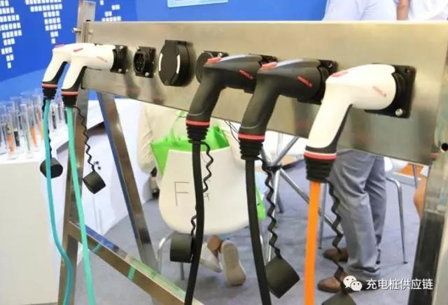 充电桩充电线缆护套材质选用TPU的优势(图1) 充电桩充电线缆护套材质选用TPU的优势(图1)